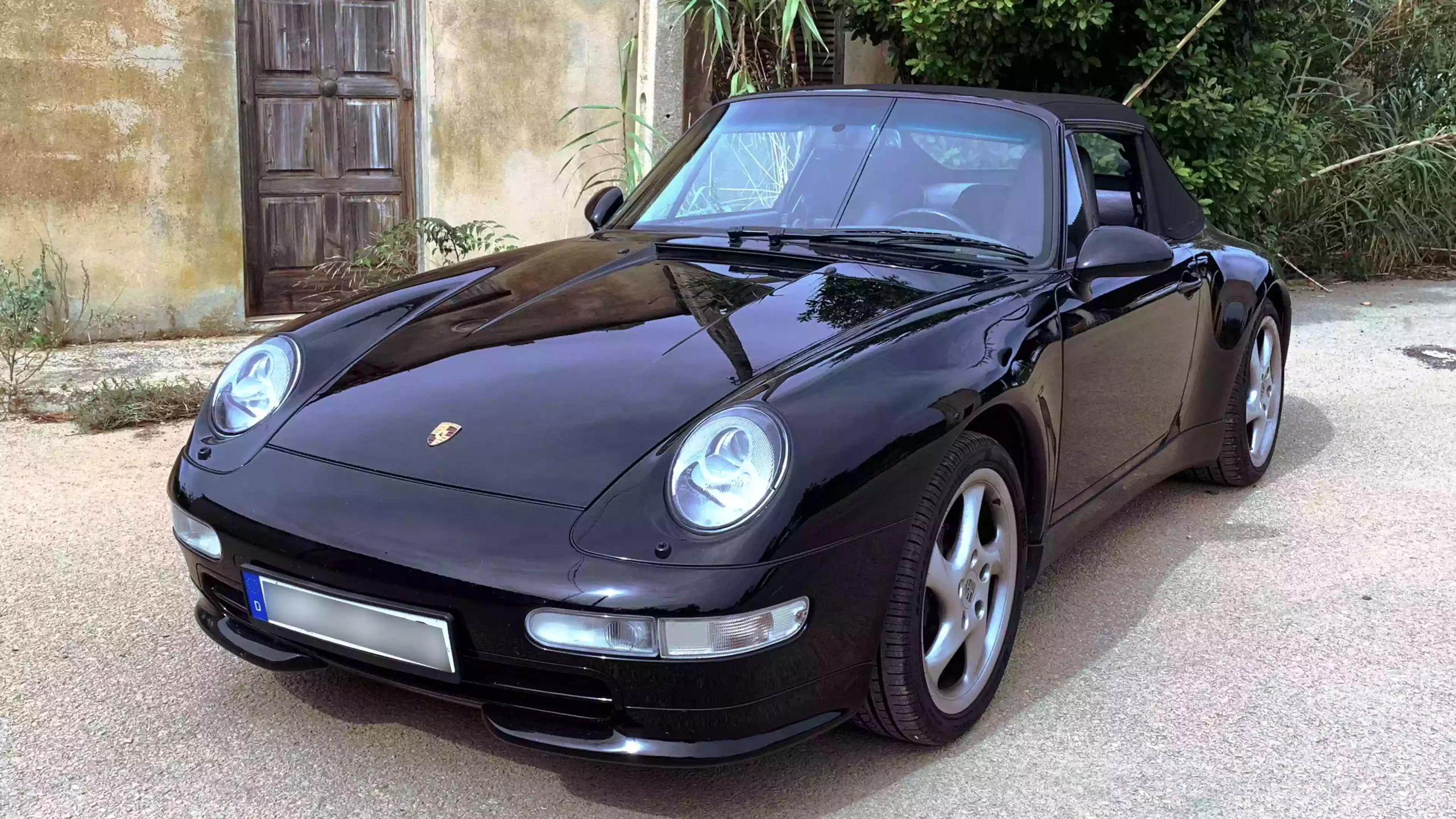 Schwarzer Porsche Cabriolet