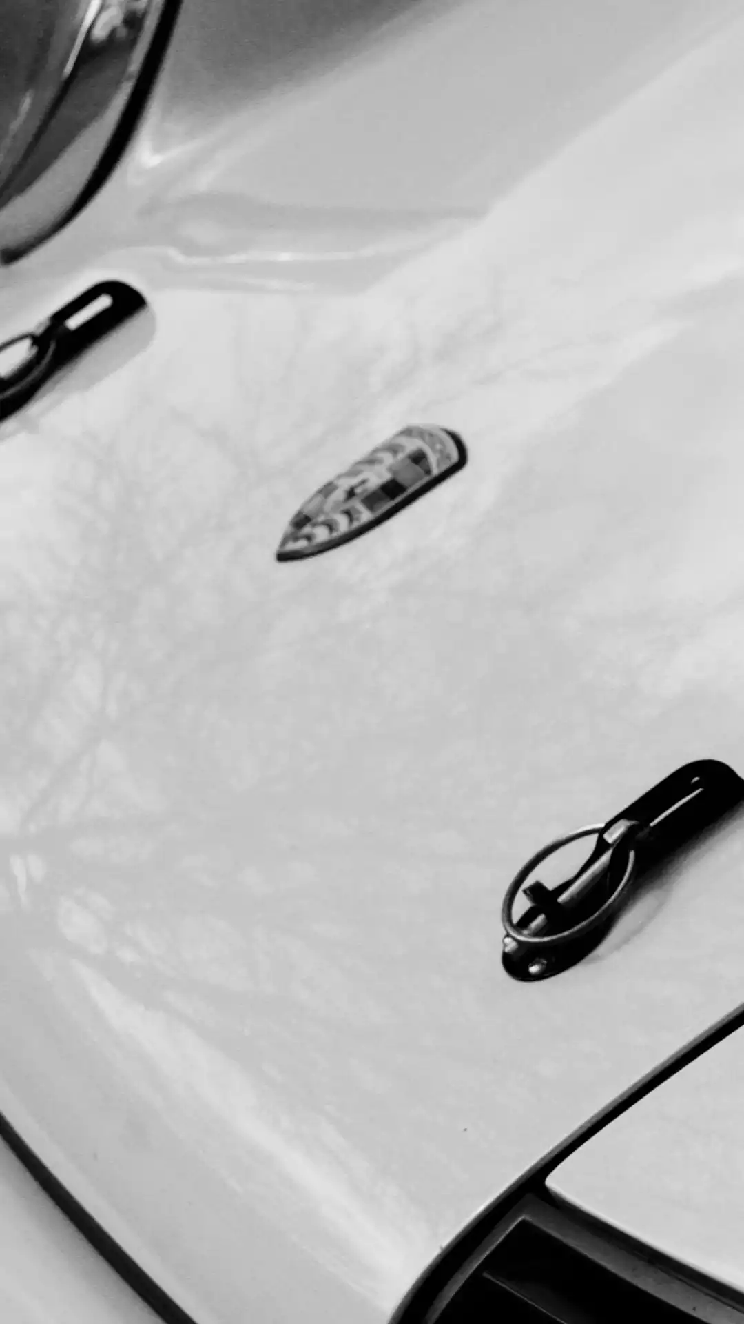Weiße Motorhaube mit Anbauteilen