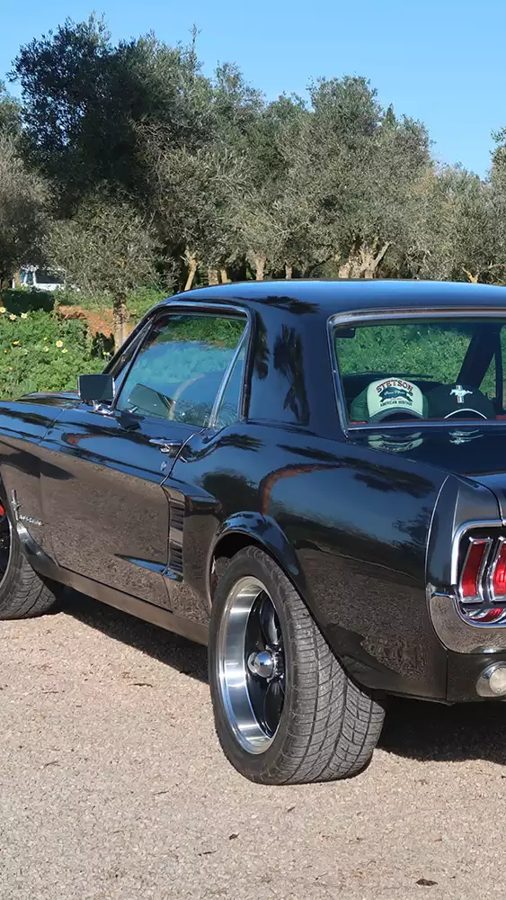 Schwarzer Ford Mustang Oldtimer