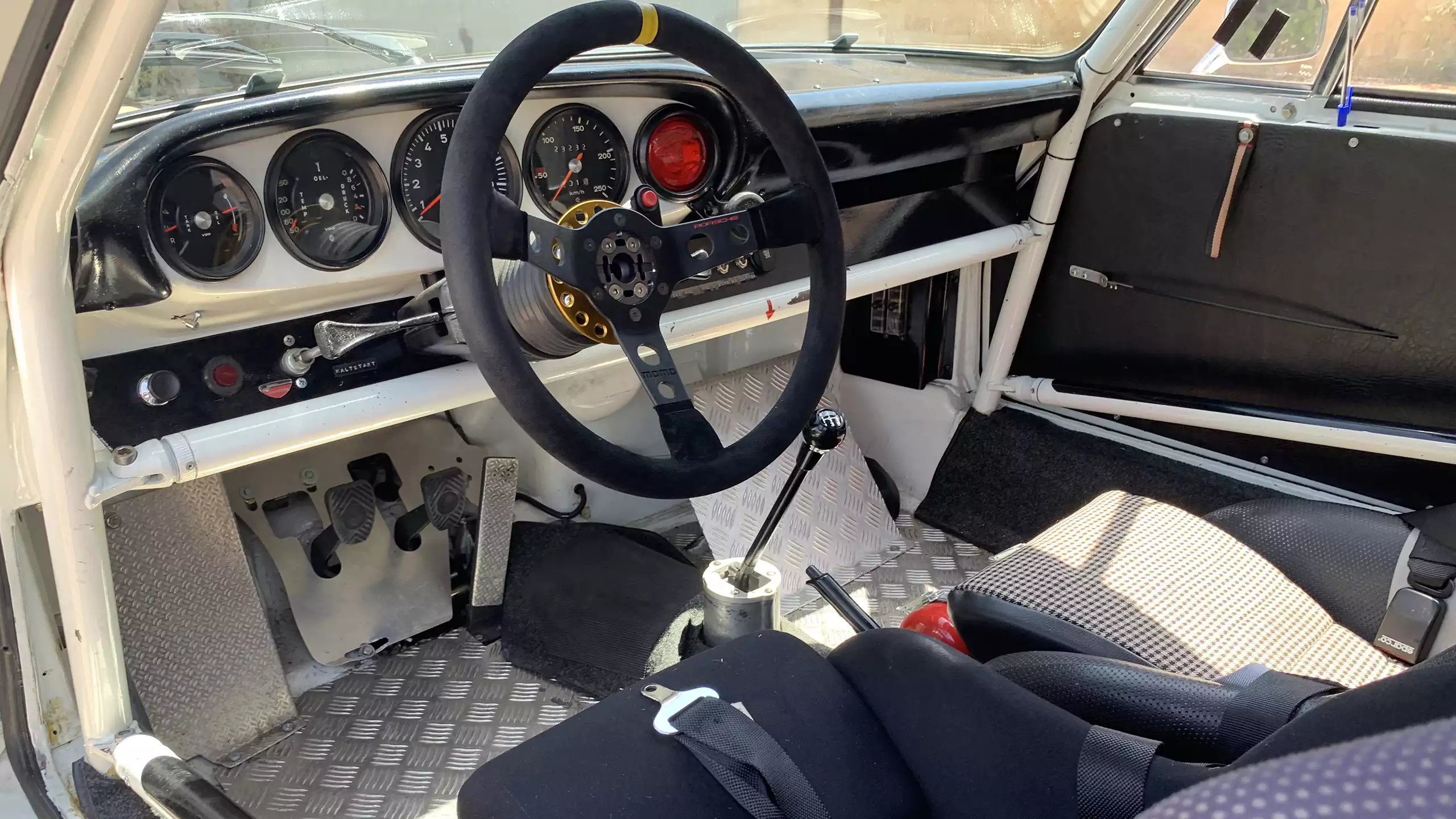 Rennsport-Cockpit mit Schalensitz